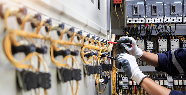 Professional Electrician technician working in Bellevue, IL